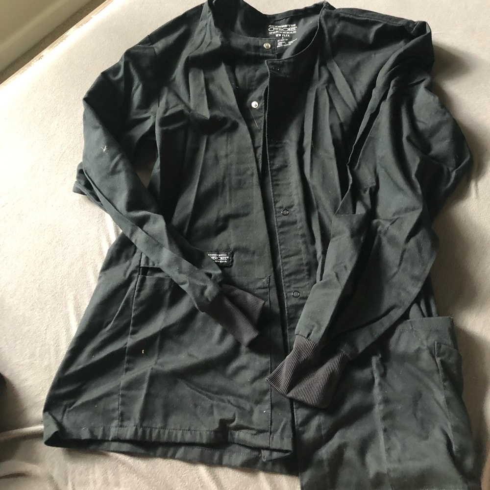 Black scrub jacket in small
